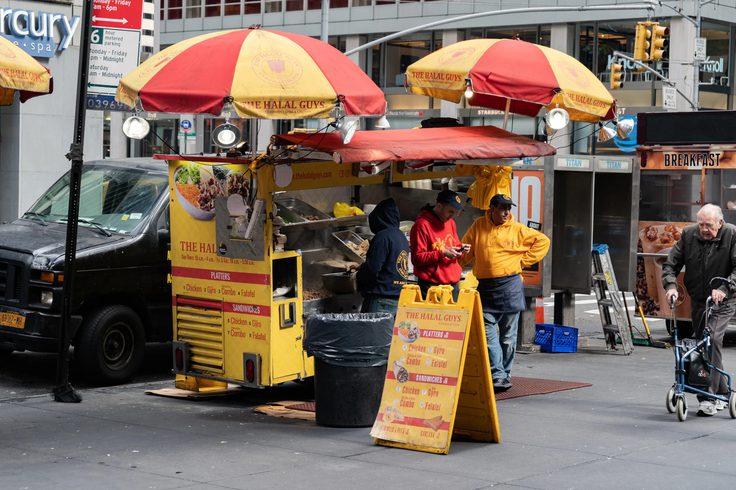 Bunter New Yorker Food Cart am Strassenrand