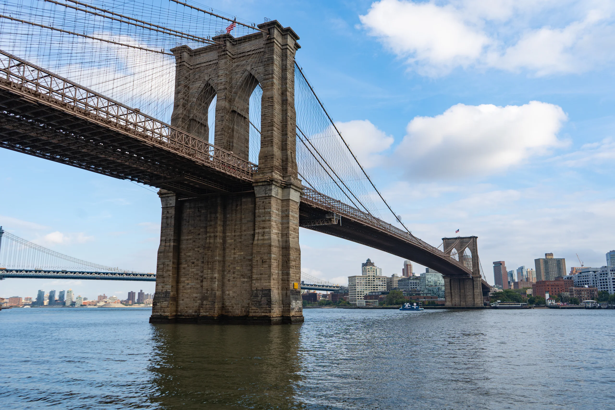 Brooklyn Bridge über dem East River bei blauem Himmel