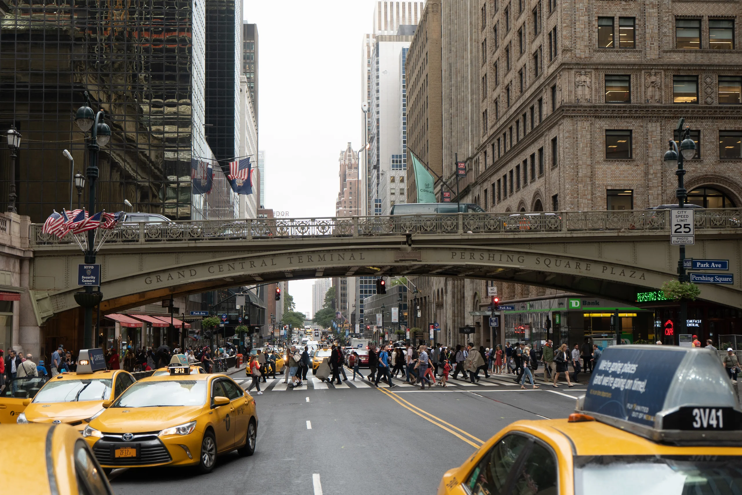 Gelbe Taxis am Pershing Square vor der Grand Central Station