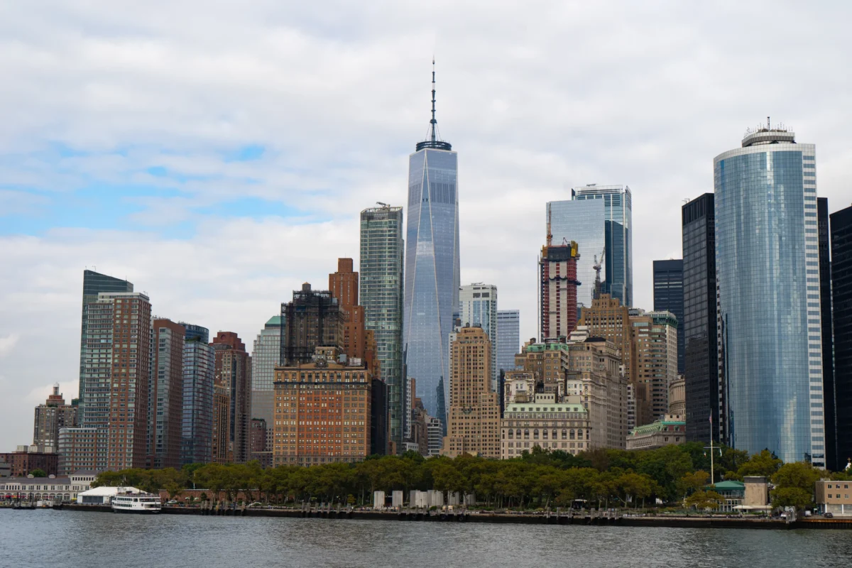Skyline von Lower Manhattan vom Wasser aus gesehen