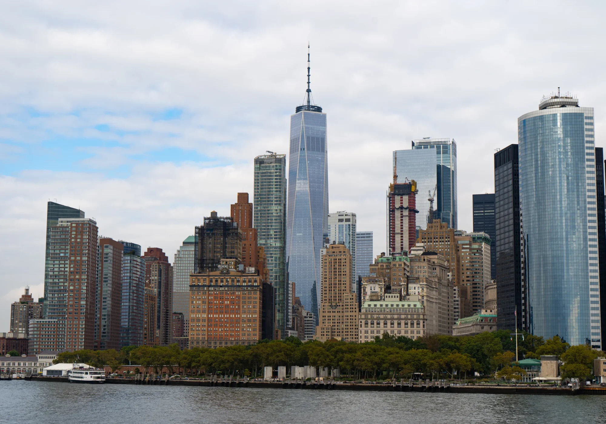 Skyline von Lower Manhattan vom Wasser aus gesehen