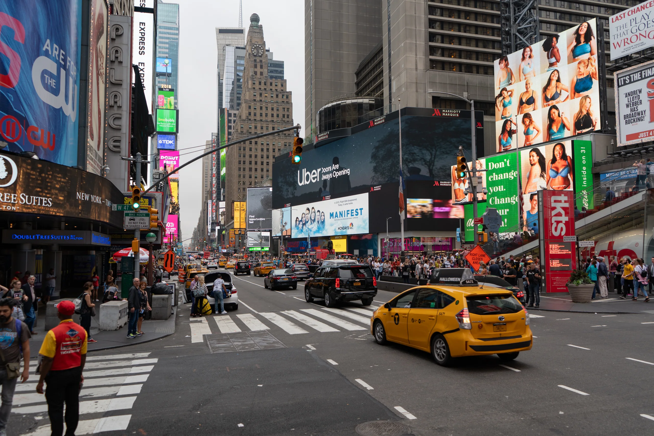 Times Square mit gelbem Taxi und belebten Strassen