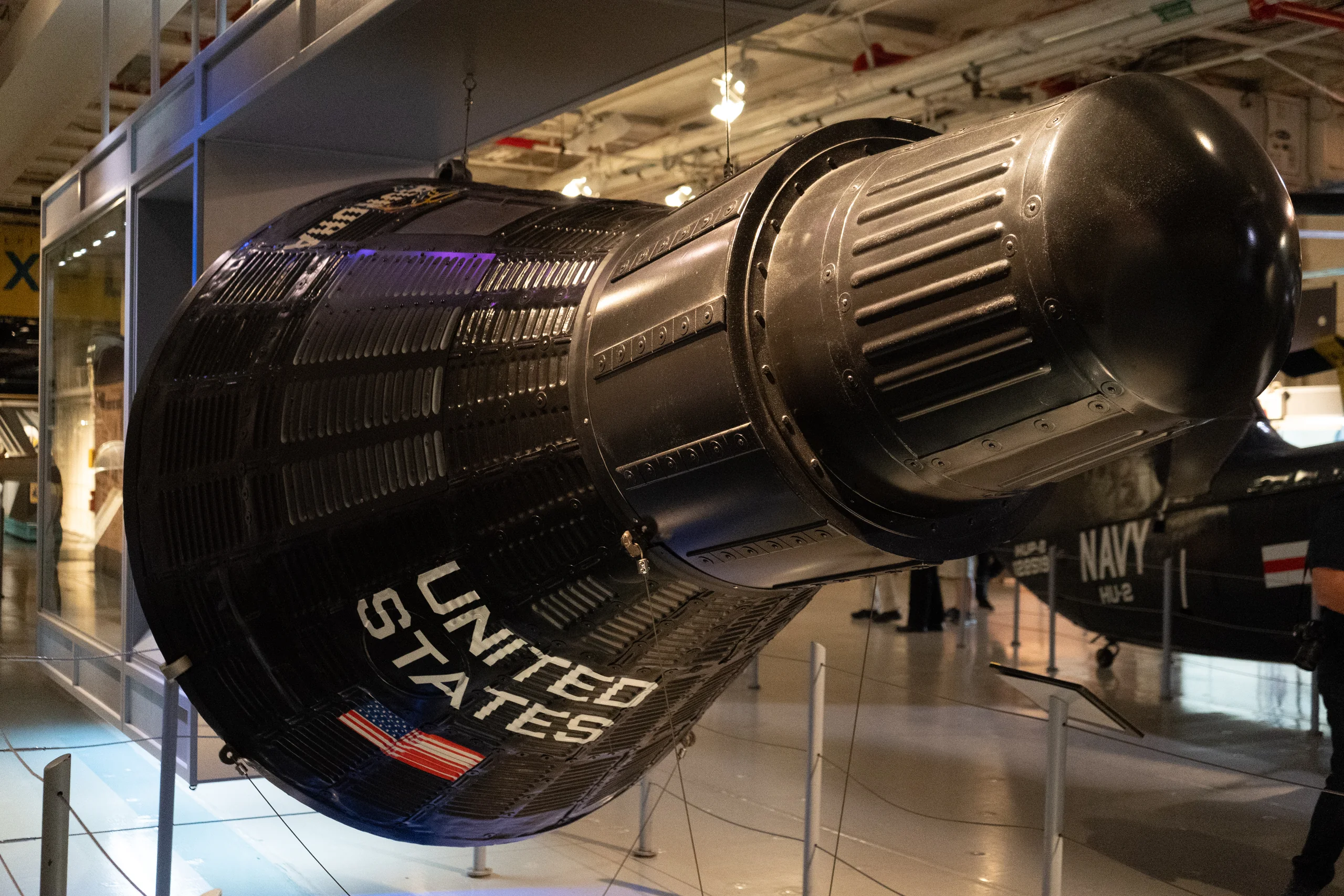 Schwarze Raumkapsel mit der Aufschrift United States im Intrepid Museum