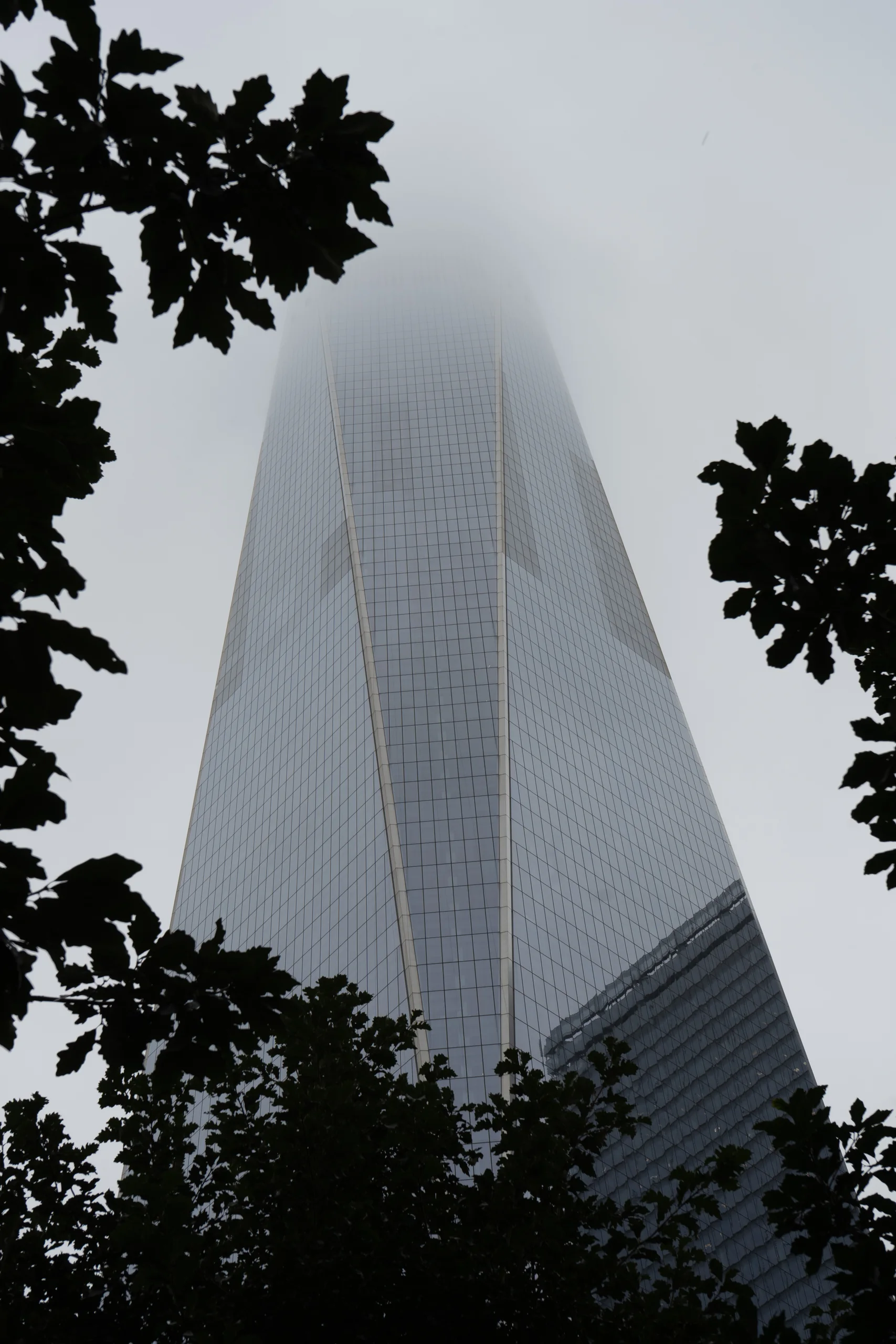 One World Trade Center verschwindet im Nebel über Lower Manhattan