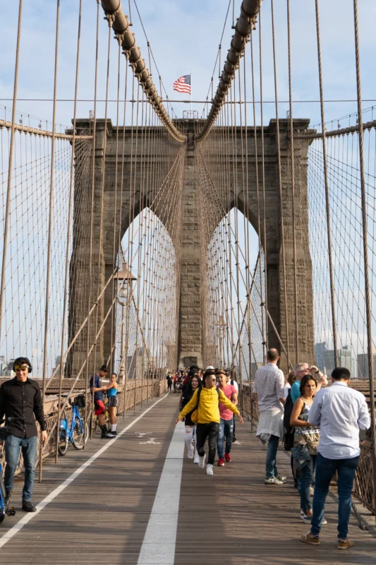 Fussgänger unterwegs auf der Brooklyn Bridge