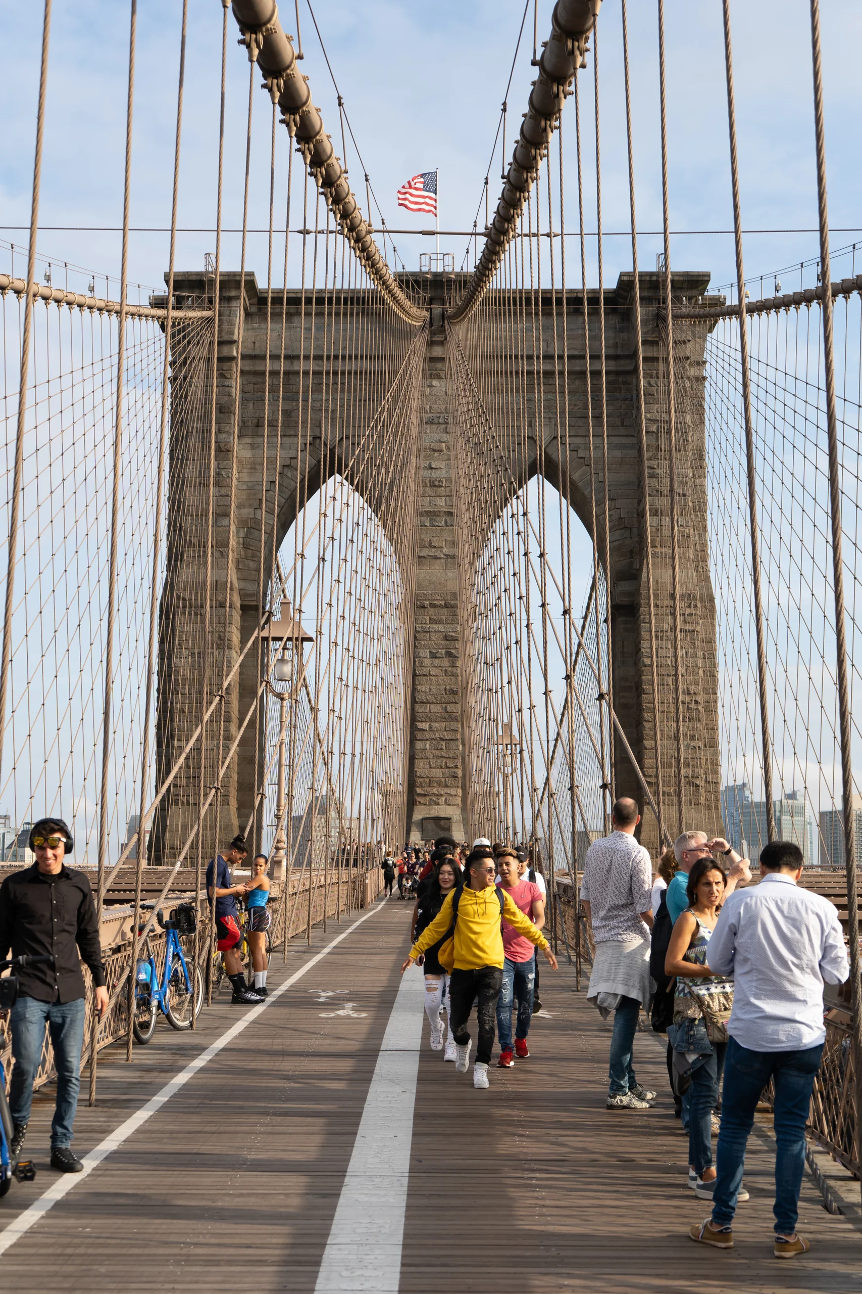 Fussgänger unterwegs auf der Brooklyn Bridge