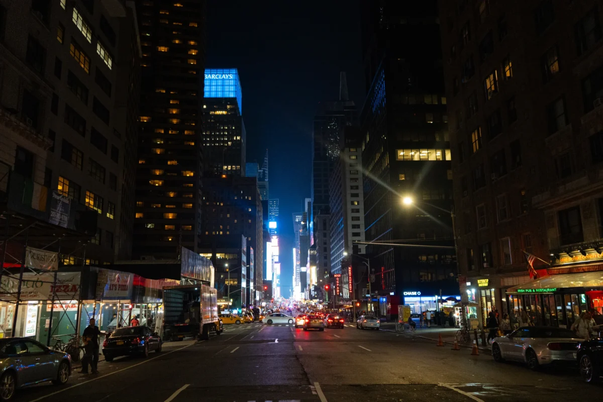 Nächtliche Strassenszene mit beleuchteten Hochhäusern in Manhattan