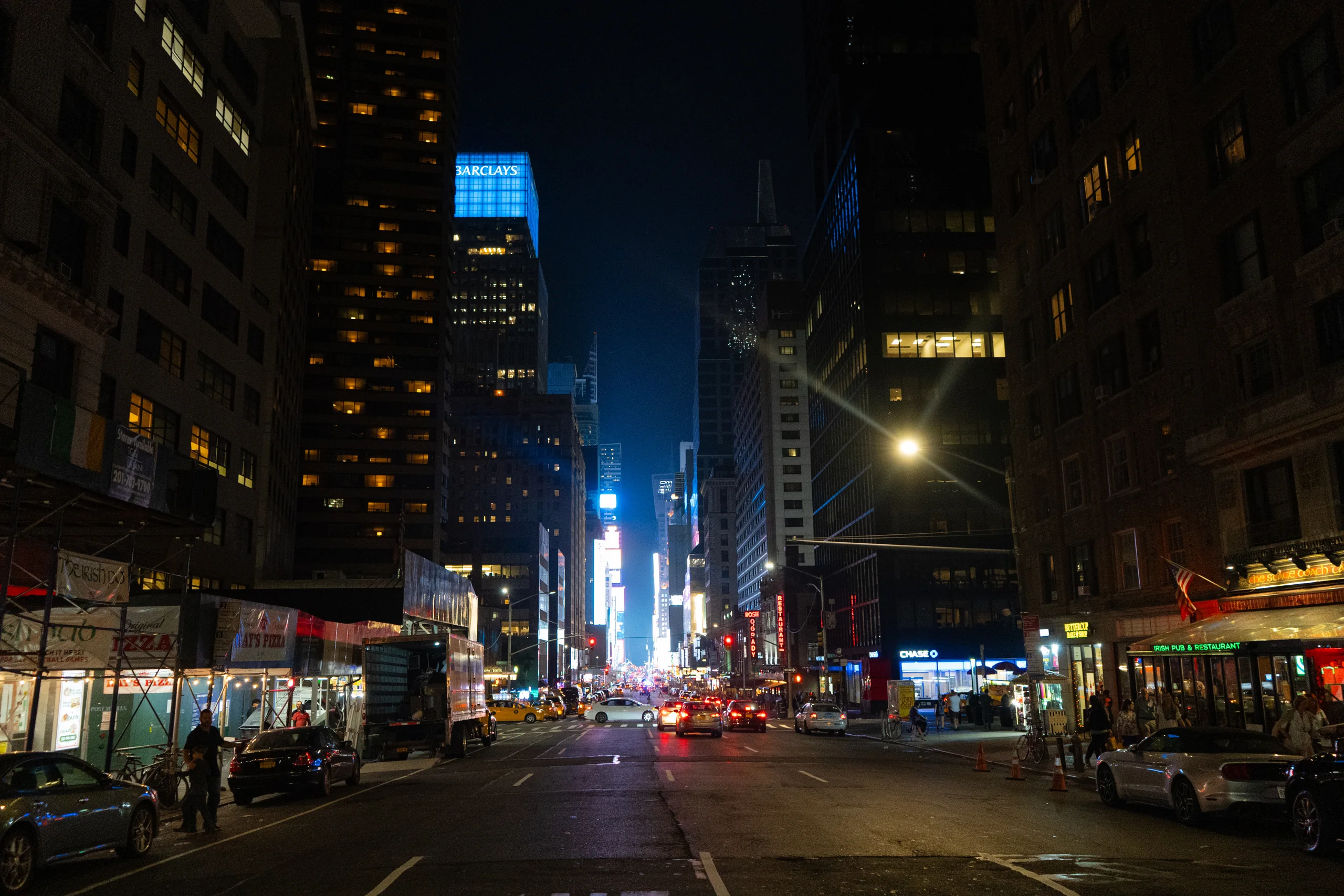 Nächtliche Strassenszene mit beleuchteten Hochhäusern in Manhattan
