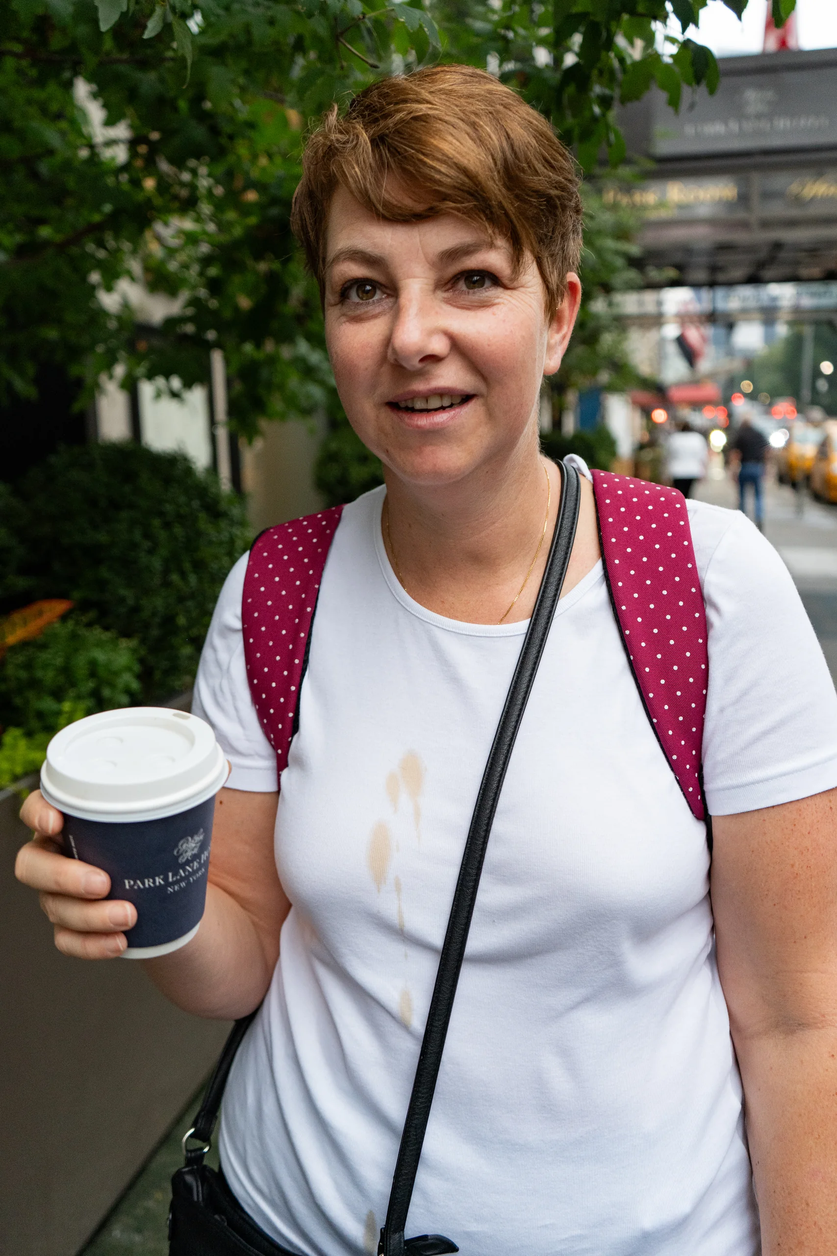 Andrea mit einem Kaffeebecher bei unserem ersten Rundgang durch New York