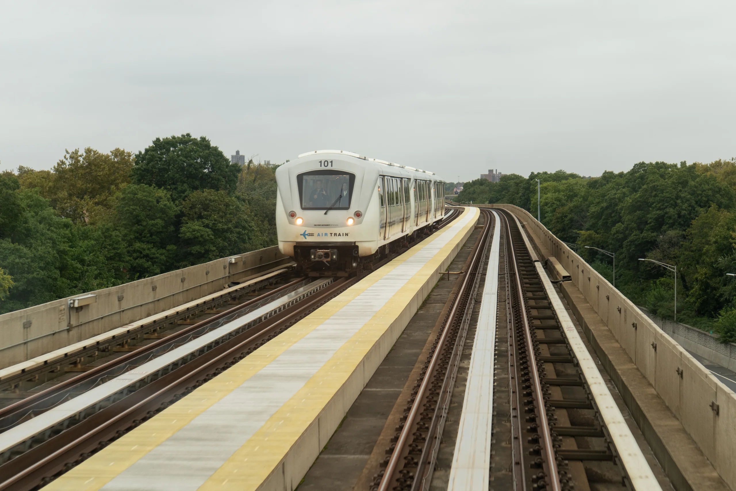 Ein AirTrain fährt an einer Station in New York ein