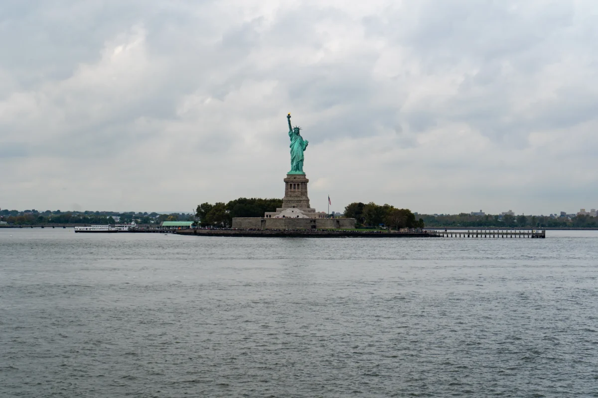 Die Freiheitsstatue vom Wasser aus gesehen