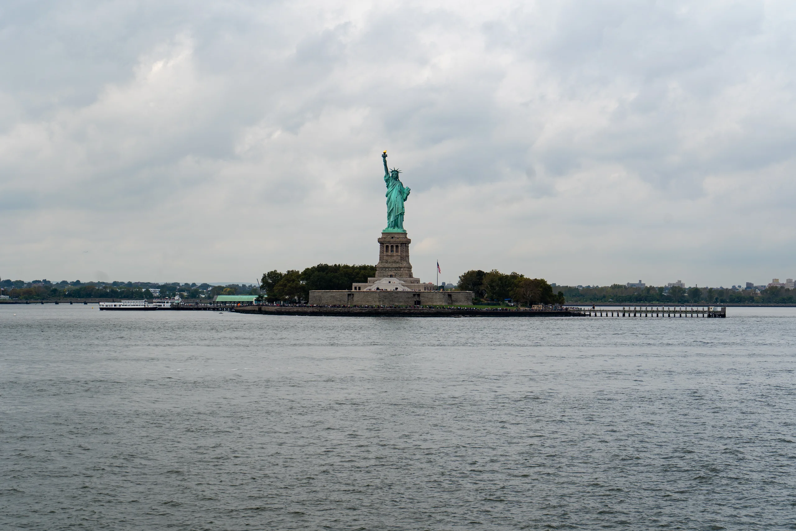 Die Freiheitsstatue vom Wasser aus gesehen