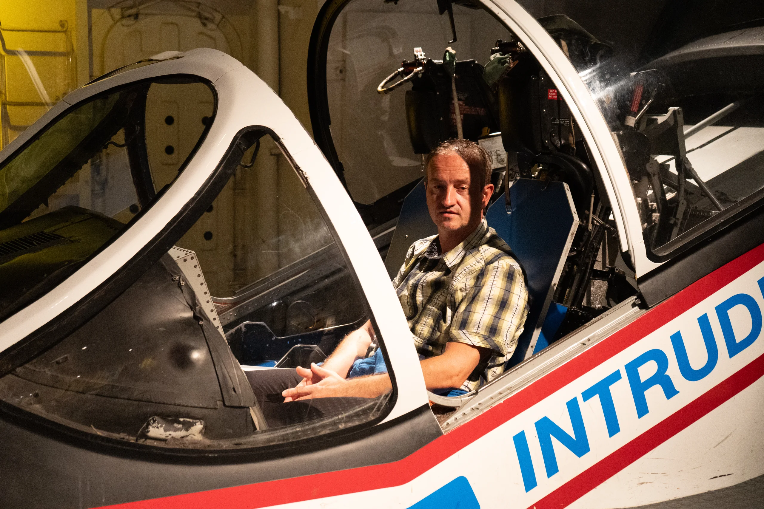 Ich sitze im Cockpit eines Ausstellungsstücks im Intrepid Museum