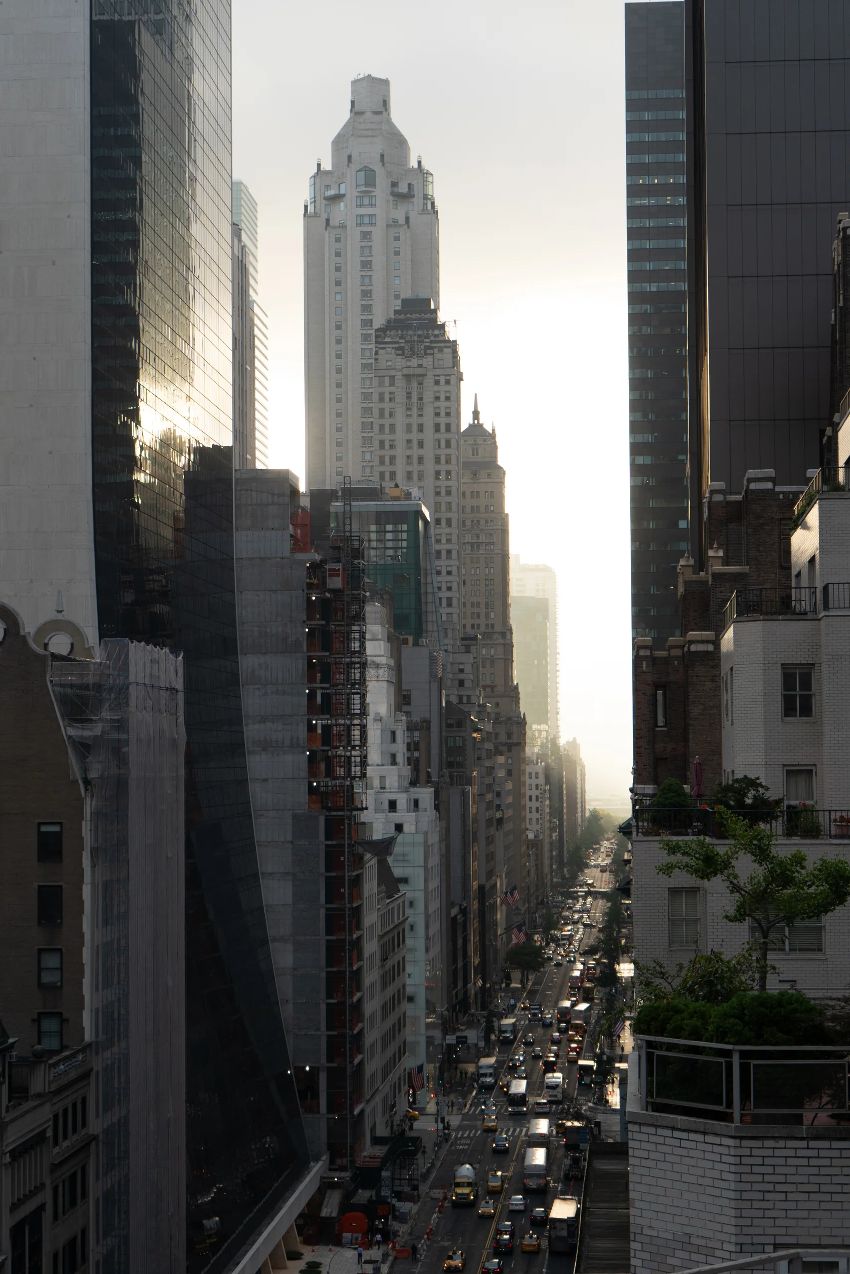 Blick durch eine dicht bebaute Strassenschlucht Manhattans im Abendlicht